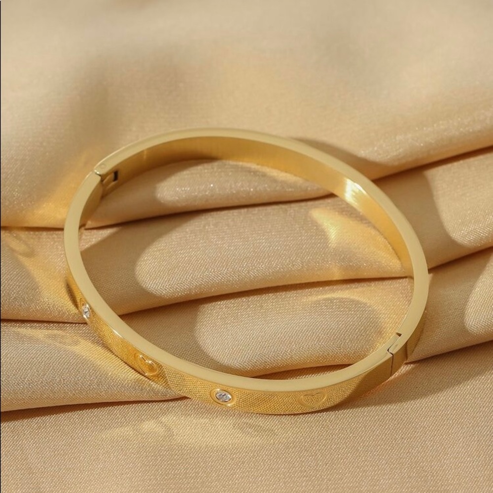 Women’s Rhinestone Decor heart love Bangle - Picture 3 of 4